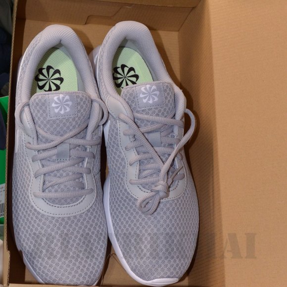 Nike Tanjun Women's Running Shoes - Picture 2 of 14